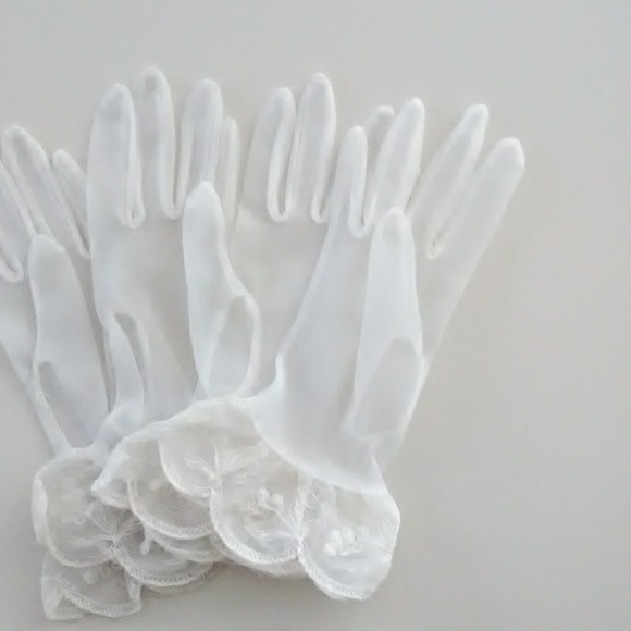 Ladies Vintage delicate Gloves - Picture 2 of 6
